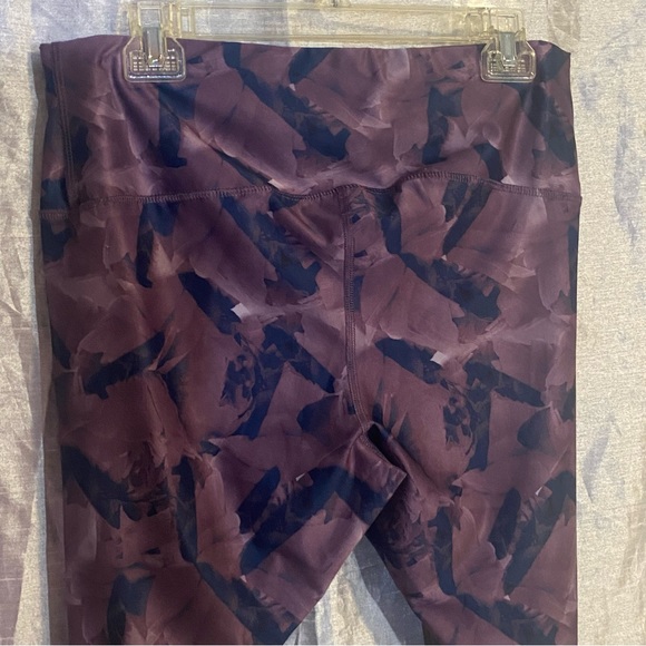 Crivit leggings SZ L GUC, polyester/Lycra blend nice weight, abstract floral - Picture 8 of 11